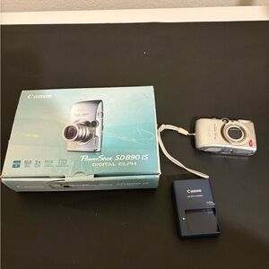 Canon PowerShot SD890 IS Digital ELPH